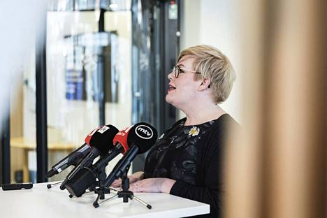 Valtiovarainministeri Annika Saarikko (kesk)  tiedotustilaisuudessa varautumisen ministerityöryhmän kokouksen jälkeen torstaina.