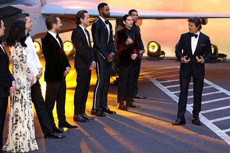 Tom Cruise (oikealla) ja muut Top Gun: Maverickin näyttelijät osallistuivat elokuvan ensi-iltaan Lontoossa 19. toukokuuta.