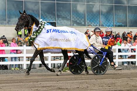 Ohjastaja Janne Korpi (oik.), hevostenhoitaja Jenina Hamari ja ravuri Run For Royalty juhlivat St. Michel -ajon voittoa Mikkelin raveissa.