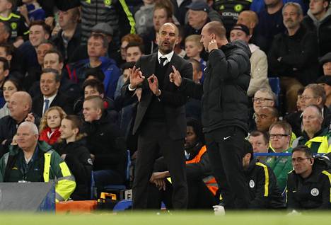 Manchester Cityn päävalmentaja Pep Guardiola neuvotteli neljännen erotuomarin kanssa kesken Chelsea-ottelun 5. huhtikuuta 2017.
