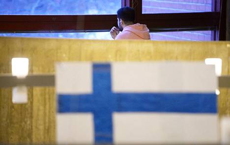 Turvapaikanhakija puhui puhelimessa Evitskogin vastaanottokeskuksessa Kirkkonummella helmikuussa.