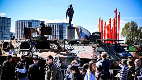 Moskovassa avattiin keskiviikkona ulkoilmanäyttely, jossa oli näytillä Venäjän sotasaaliiksi Ukrainasta saamaa kalustoa. Kuvassa oikealla näkyy suomalaisvalmisteinen Pasi-panssariajoneuvo, jonka keulaan on kiinnitetty Suomen ja Naton liput.