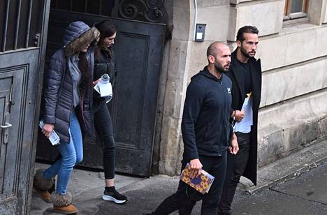Andrew Tate (edessä vasemmalla), vieressään veljensä Tristan Tate, poistui kuulemis­oikeuden­käynnistä Bukarestissa 10. tammikuuta. Tate oli pyytänyt tutkintavankeutensa päättämistä.