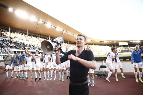 Lukas Hradecky huudatti Pohjoiskaarre-kannattajapäätyä Olympiastadionilla voitetun Montenegro-ottelun jälkeen.