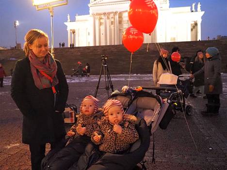 Sanna Kranjc osallistui mielenosoitukseen 7-vuotiaan esikoisensa sekä 1,5-vuotiaiden kaksosten, Amelian (oik.) ja Sofian kanssa.