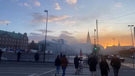 Pörssitalosta nousi savua Kööpenhaminan ylle tiistai-iltana 16. huhtikuuta. Tulipalo pörssitalossa oli syttynyt samana aamuna.