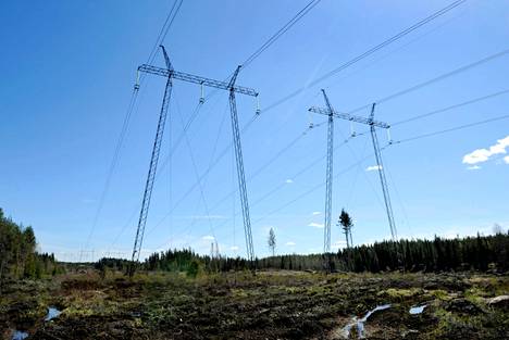 Ulkona oleva sähköjärjestelmä on altis sabotaasille. Kuvassa Fingridin linja vajaan kilometrin päässä Venäjän rajalta Vainikkalassa toukokuussa.