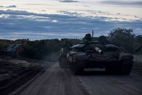 Ukrainan armeija veti panssarivaunulla Venäjältä valtaamaansa ajoneuvoa Harkovan alueella 4. lokakuuta.
