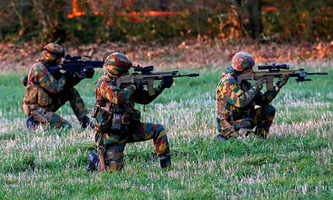 Belgian armeijan erikoisjoukkojen sotilaita vuonna 2016 järjestetyssä, useiden EU-maiden yhteisissä sotaharjoituksissa Florennes’n lentotukikohdassa Belgiassa. 