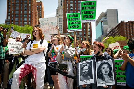Naiset osoittivat mieltään korkeimman oikeuden ennakoitua päätöstä vastaan New Yorkissa lauantaina.