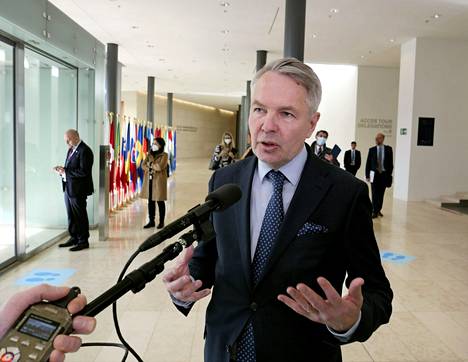 Ulkoministeri Pekka Haavisto (vihr) puhui toimittajille Luxemburgissa maanantaina.