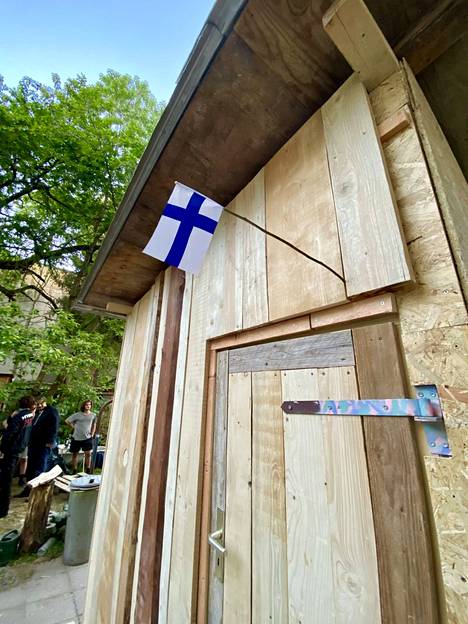 Saksaan rakennettua saunaa koristaa tietysti Suomen lippu.