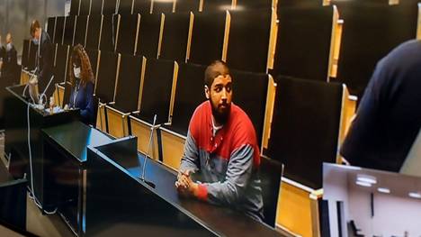  Abderrahman Bouanane istumassa Turun vankilan auditoriossa kesäkuussa.