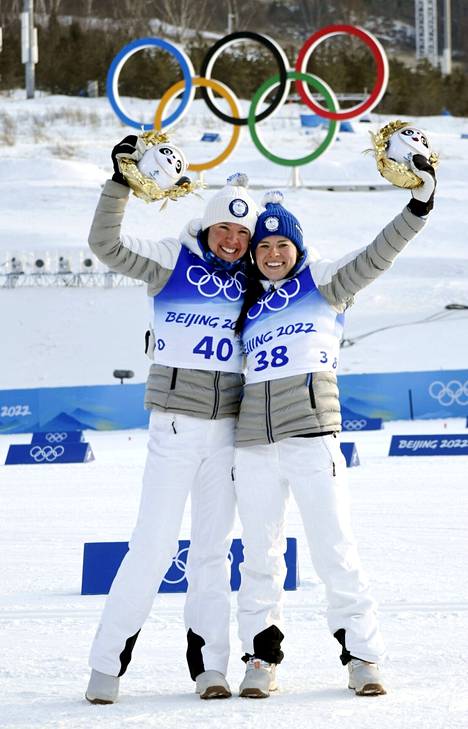 Kerttu Niskanen (left) and Krista Pärmäkoski aired their medals.