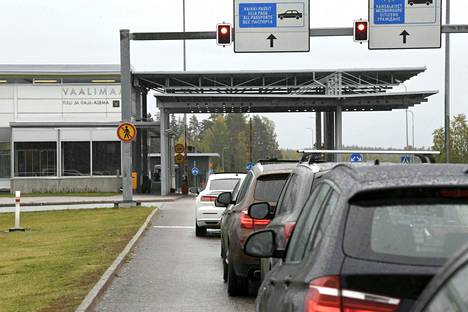 Venäjälle pääsyä odottavia autoja Vaalimaan raja-asemalla syyskuussa 2022.