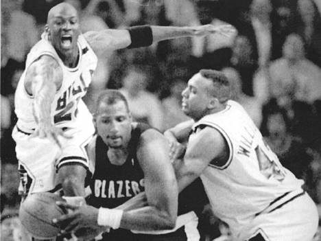 Ottelussa vuonna 1992 Chicago Bullsin Michael Jordan (vas.) ja Scott Williams (oik.) taistelivat pallosta Portland Trail Blazersin Kevin Duckworthin kanssa.