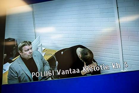 Yksi epäillyistä (oik.) kolmen pidätetyn järjestyksenvalvojan vangitsemisoikeudenkäynneissä (1. istunto) Itä-Uudenmaan käräjäoikeudessa Vantaalla keskiviikkona. 
