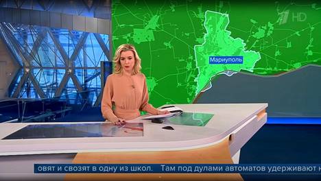 Ykköskanavan uutisankkuri Jekaterina Berezovskaja. Kuvakaappaus Venäjän tv:n lähetyksestä.