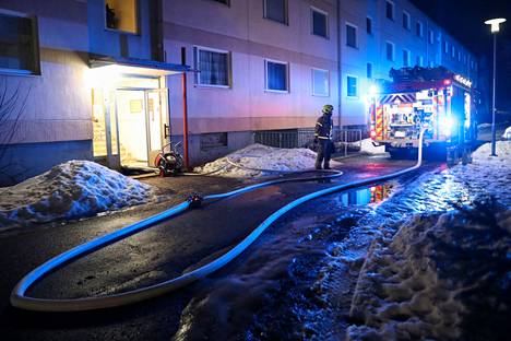 Länsi-Uudenmaan pelastuslaitos sammutti kerrostalohuoneiston paloa Espoossa varhain maanantaina.