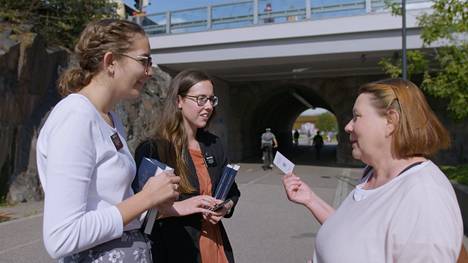 McKenna Field ja Carolina Debiassi yrittävät saada suomalaiset puhumaan uskosta.