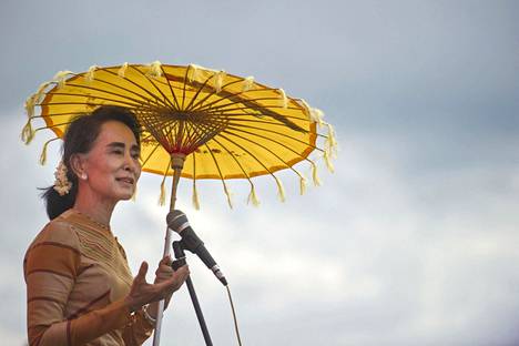 Aung San Suu Kyi pitämässä puhetta syyskuussa 2015 osana Kansallinen demokratia -puolueen kampanjaa. Hän nousi maan johtoon huhtikuussa 2016, mutta syrjäytettiin helmikuussa 2021.