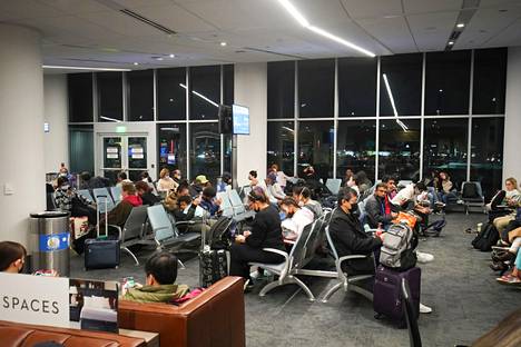 Lentomatkustajia odottamassa lentojaan Los Angelesin lentoasemalla tapaninpäivänä.