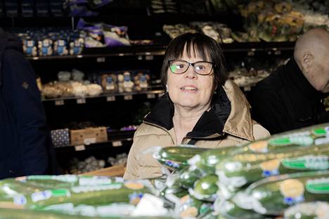 Kristiina Lindstedt ostaa edelleen kurkkua, vaikka tällä kertaa sitä ei päätynytkään ostoksiin. Hän toteaa, että talvella kurkku on kalliimpaa.