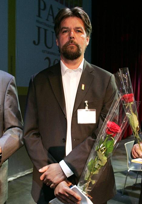 Matti Kuusela was awarded for his work at the spring meeting of the Association of Newspapers in Oulu in May 2006.