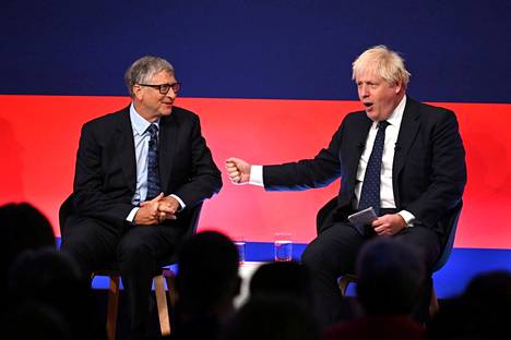 Britannian pääministeri Boris Johnson (oik.) isännöi tiistaina rahoittajien ja yritysjohtajien huippu­kokousta Lontoossa. Kokoukseen osallistui myös Microsoftin perustaja Bill Gates (vas.).