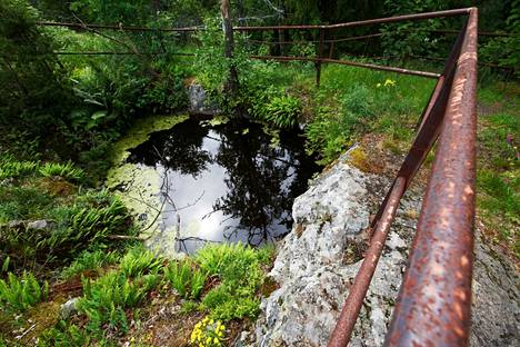 Stansvikin luonnonsuojelualueella on vanha rautakaivos, joka on ollut käytössä 1700–1800-luvulla.