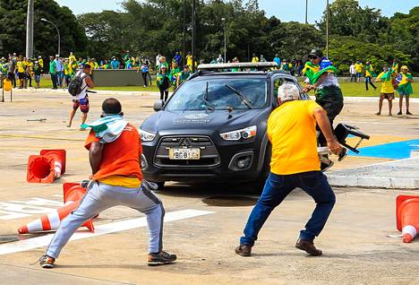 Jair Bolsonaron kannattajat hyökkäsivät sotilaspoliisin auton kimppuun Brasíliassa sunnuntaina.