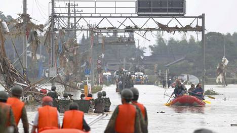 Japani | Jo yli 30 ihmisen pelätään kuolleen Japanissa rankkasateiden seurauksena – sateiden ennustetaan jatkuvan maanantaina
