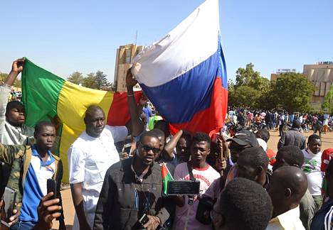 Mielenosoittajat kantoivat tiistaina Burkina Fason vallankaappauksen jälkeen myös Venäjän lippuja maan pääkaupungissa Ouagadougoussa. 