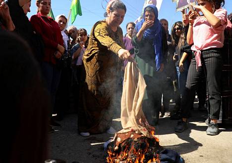 Naiset ympäri maailmaa ovat osoittaneet mieltään iranilaisten naisten tueksi. Syyrian Kamishlissa naiset polttivat huivejaan mielenosoituksessa maanantaina. 