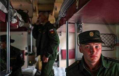 Meduzan mukaan monet nuoret venäläiset suhtautuvat kielteisesti Ukrainan sotaan, mutta vain alle 0,1 prosenttia koko kutsuntaikäluokasta valitsee siviili­palvelusta vastaavan vaihto­ehtoisen palveluksen. Venäläinen varusmies junassa matkalla varuskuntaan Omskissa 17. kesäkuuta 2022.