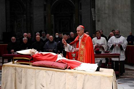 Emerituspaavi Benedictuksen ruumis on esillä Pietarinkirkossa. Benedictus on tarkoitus haudata torstaina.