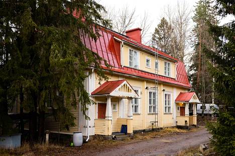 Jokivarren vanha koulu on rakennettu vuonna 1922. Kun Markku Järvinen aloitti opintonsa, koulu oli niin täynnä, että oppilaat kävivät koulua kahdessa vuorossa. Iltavuoro oli  kello 12.00–16.00.