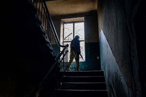 Ukrainalainen sotilas kuvattuna asuintalossa Bahmutissa helmikuun lopussa. 