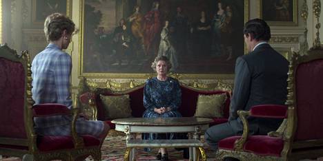 Imelda Staunton esittää kuningatar Elisabet II:a The Crownin viidennellä kaudella. Kuvassa selin istuvat Elizabeth Debicki prinsessa Dianan roolissa ja Dominic West, joka esittää prinssi Charlesia.