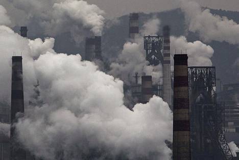 Terästehtaan savupiipuista tuprusi savua Kiinan Hebeissä marraskuussa 2015.