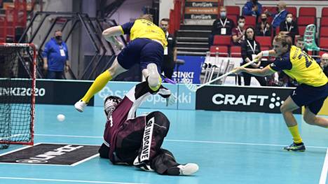 Ruotsin Linus Nordgren iski pallon Latvian verkkoon Helsingin MM-turnauksen avauspäivänä.