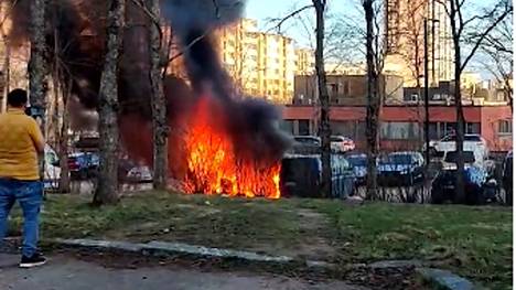Pysäköity asuntovaunu paloi Virtakujalla Myyrmäessä.