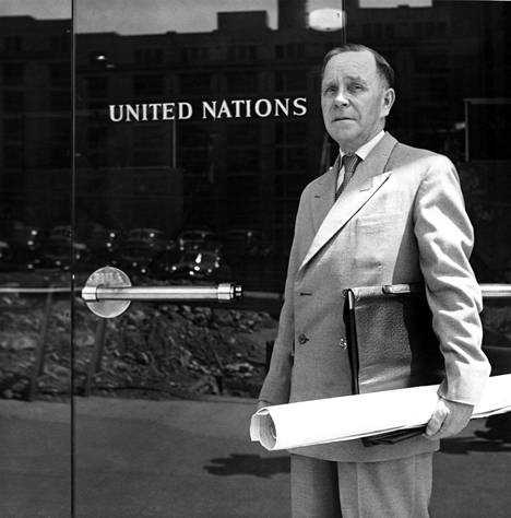 Paavo Tynell YK:n päämajan edessä New Yorkissa vuonna 1950. Tynell suunnitteli kattovalaisimen pääsihteerin työhuoneeseen.