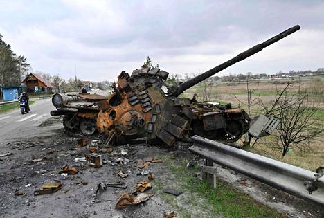Tuhottu venäläinen panssarivaunu Ukrainassa Rusanivin kylässä Kiovan alueella.