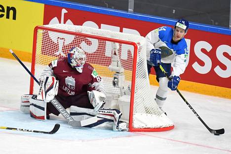 Latvian Matīss Kivlenieks vartoi maalia Kazakstanin Curtis Valkin hyökätessä joukkueiden välisessä MM-alkulohko-ottelussa.