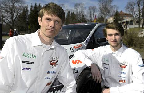 Marcus Grönholm ja Niclas Grönholm tiedotustilaisuudessa Helsingissä 9. huhtikuuta 2015. Tilaisuudessa esiteltiin Niclaksen rallicrossin SuperCar-luokan kilpa-auto. 