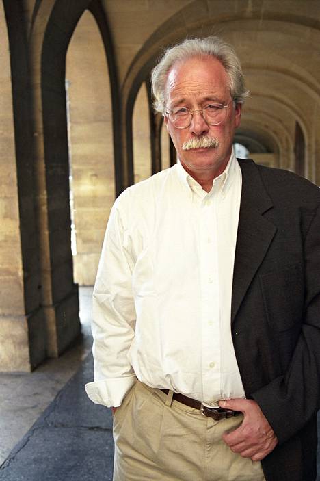 Saksalaissyntyinen W.G. Sebald (1944–2001) muutti pysyvästi Englantiin vuonna 1970. Hän toimi elämänsä loppuun tutkijana ja opettajana Norwichissa Itä-Anglian yliopistossa. – Sebald kuvattuna Pariisissa vuonna 1999.