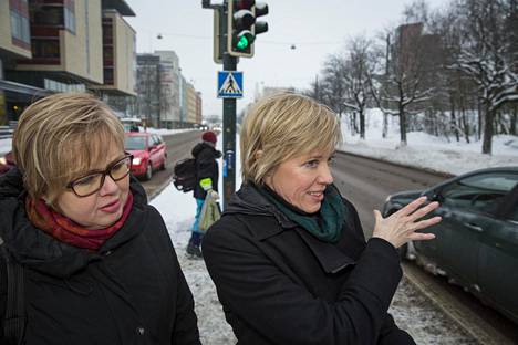 Ilmansuojeluasiantuntija Maria Myllynen (vas.) ja projektipäällikkö Anu Kuutti vierailivat Mannerheimintien päässä paikassa, johon Helsinki  suunnittelee ensimmäistä kaupunkibulevardia.