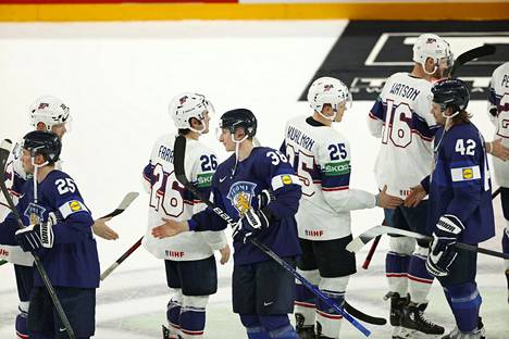 Suomen pelaajat kättelivät USA:n joukkueen kohti pronssiottelua.