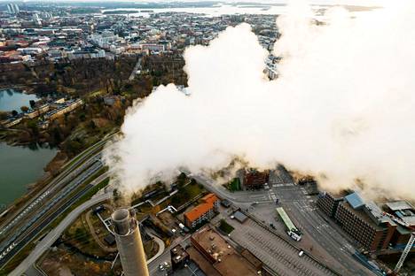 Energiasektori on Suomen suurin kasvihuonekaasupäästöjen lähde. Helsinkiä lämmitetään vielä toistaiseksi kivihiilen voimalla energiayhtiö Helenin Salmisaaren kaukolämpövoimalaitoksessa. 